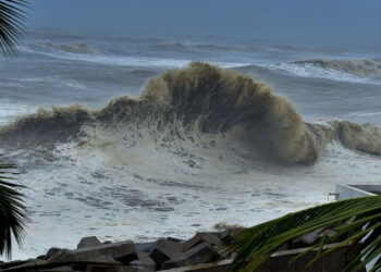 കള്ളക്കടൽ: കേരള തീരത്ത് ജാഗ്രത ; കടലാക്രമണത്തിനും ഉയർന്ന തിരമാലയ്ക്കും സാധ്യത