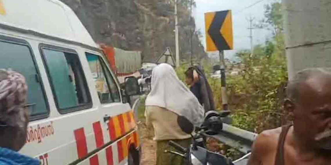 600 അടി താഴ്ചയിലേക്ക് മറിഞ്ഞ് കാര്‍; സ്ത്രീയും കുട്ടിയും മരിച്ചു