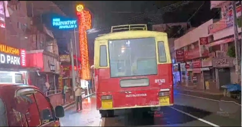 ബസ് നടുറോഡിൽ ‘പാർക്ക്’ ചെയ്ത് ഭക്ഷണം കഴിക്കാൻ പോയി; കെഎസ്ആർടിസി ഡ്രൈവർക്കെതിരെ നാട്ടുകാർ