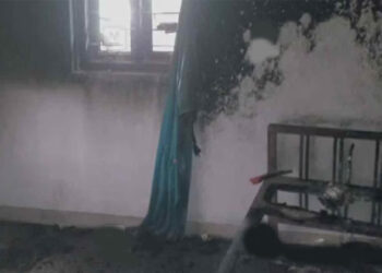 മദ്യലഹരിയിൽ അമ്മയെ പൂട്ടിയിട്ട് മകൻ വീട് കത്തിച്ചു; രക്ഷയ്ക്കെത്തി നാട്ടുകാര്