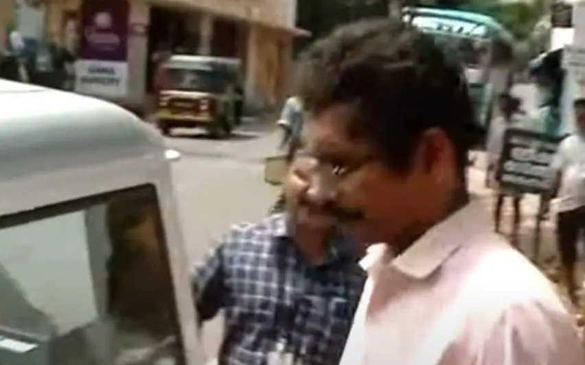 തൃശ്ശൂരില്‍ കൈക്കൂലി വാങ്ങുന്നതിനിടെ വില്ലേജ് ഫീല്‍ഡ് അസിസ്റ്റന്റ് വിജിലന്‍സ് പിടിയിൽ