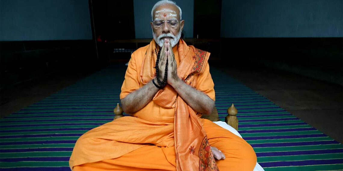 വിവേകാനന്ദ സ്മാരകത്തിൽ ധ്യാനനിരതനായി പ്രധാനമന്ത്രി