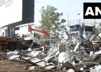 പരസ്യബോര്‍ഡ് വീണ് അപകടം: 2 മൃതദേഹങ്ങള്‍കൂടി കണ്ടെത്തി, മരണം 16 ആയി