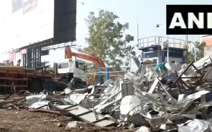 പരസ്യബോര്‍ഡ് വീണ് അപകടം: 2 മൃതദേഹങ്ങള്‍കൂടി കണ്ടെത്തി, മരണം 16 ആയി