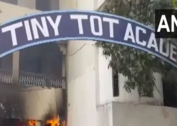 സ്‌കൂളിന്റെ ഓടയില്‍ മൂന്നുവയസുകാരന്റെ മൃതദേഹം; സ്‌കൂളിന് തീയിട്ട് നാട്ടുകാര്‍