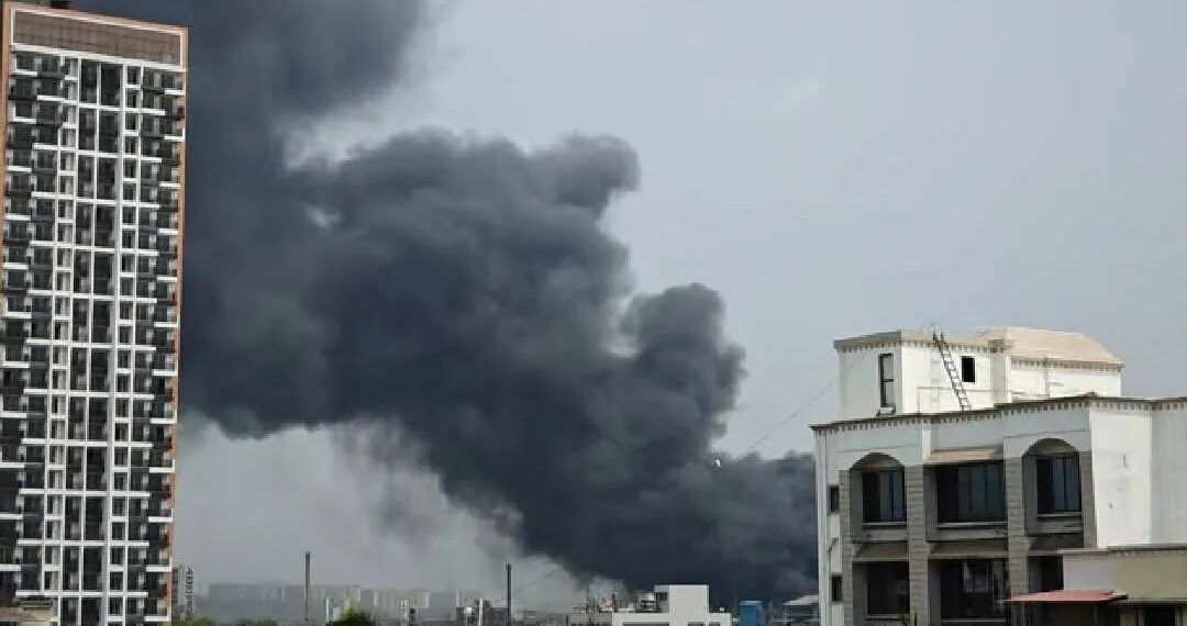 ഫാക്ടറിയിലെ ബോയിലർ പൊട്ടിത്തെറിച്ചു; മുംബൈയിൽ വൻ തീപിടിത്തം, രക്ഷാപ്രവർത്തനം തുടരുന്നു