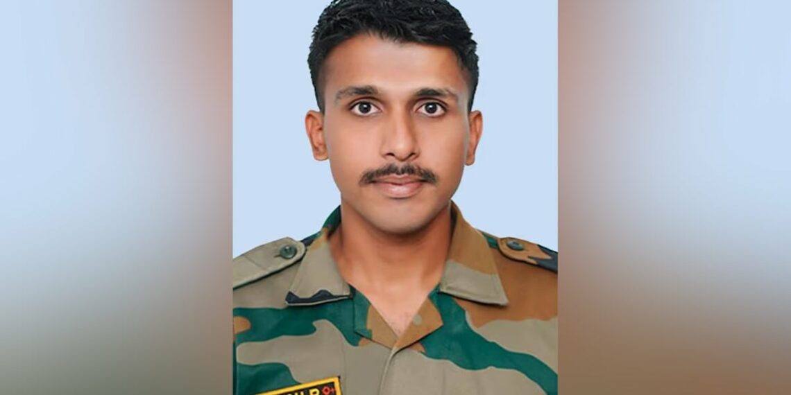 വാഹനത്തിന് മുകളിലേക്ക് കല്ല് വീണു; മലയാളി ജവാന് ദാരുണാന്ത്യം