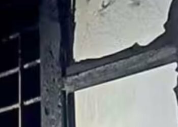 വലിയ ശബ്ദത്തോടെ പൊട്ടിത്തെറി, വാതിലും ജനാലകളും കത്തി നശിച്ചു; എസി പൊട്ടിത്തെറിച്ച് വീടിന് തീപടർന്നു