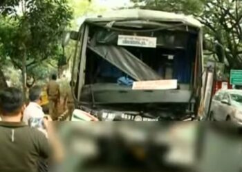 കെഎസ്ആര്‍ടിസി ബസുകള്‍ക്കിടയില്‍ കുടുങ്ങി ബൈക്ക് യാത്രികര്‍ക്ക് ദാരുണാന്ത്യം