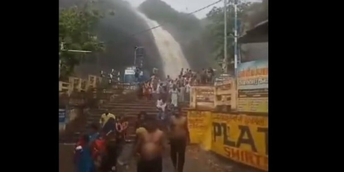 കുറ്റാലത്ത് മിന്നല്‍ പ്രളയം; ജീവനും കൊണ്ടോടി വിനോദ സഞ്ചാരികള്‍, ഒരു മരണം 