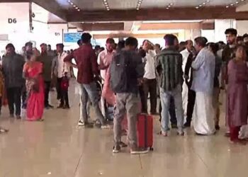 എയര് ഇന്ത്യ ജീവനക്കാരുടെ സമരം തുടരുന്നു, കൂടുതല് വിമാനങ്ങള് റദ്ദാക്കി