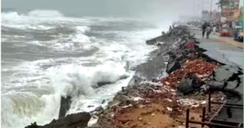 ‘കള്ളക്കടൽ’; കേരള തീരത്ത് അതീവ ജാഗ്രത, റെഡ് അലർട്ട് പ്രഖ്യാപിച്ചു