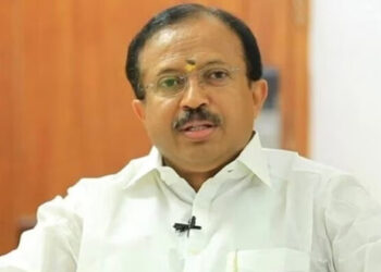 വേനല്‍ച്ചൂടില്‍ ജനം വീണ് മരിക്കുമ്പോള്‍ മുഖ്യമന്ത്രി കുടുംബവുമായി ബീച്ച് ടൂറിസം ആഘോഷിക്കുന്നു; വിമർശിച്ച് വി മുരളീധരൻ