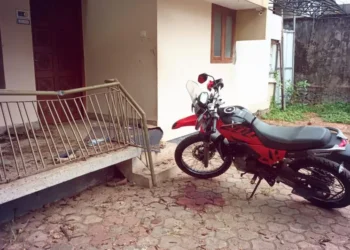 നിയന്ത്രണംവിട്ട ബൈക്ക് വീട്ടിലേക്ക് ഇടിച്ചുകയറി അപകടം; വിദ്യാര്ഥി മരിച്ചു