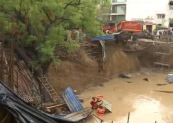 ഡൽഹിൽ കനത്ത മഴ: മതിലിടിഞ്ഞ് മൂന്ന് തൊഴിലാളികൾ അവശിഷ്ടങ്ങൾക്കിടയിൽപ്പെട്ടു