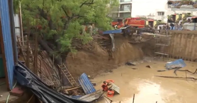 ഡൽഹിൽ കനത്ത മഴ: മതിലിടിഞ്ഞ് മൂന്ന് തൊഴിലാളികൾ അവശിഷ്ടങ്ങൾക്കിടയിൽപ്പെട്ടു