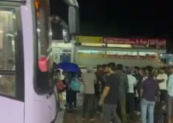 അർദ്ധ രാത്രിയിൽ യാത്രക്കാരെ ബസ്സിൽ നിന്നും ഇറക്കി വിട്ടു; കേരള – തമിഴ്നാട് തർക്കം മുറുകുന്നു
