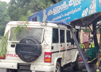 പോലീസ് ജീപ്പ് നിയന്ത്രണം തെറ്റി; കടയിലേക്ക് ഇടിച്ചു കയറി
