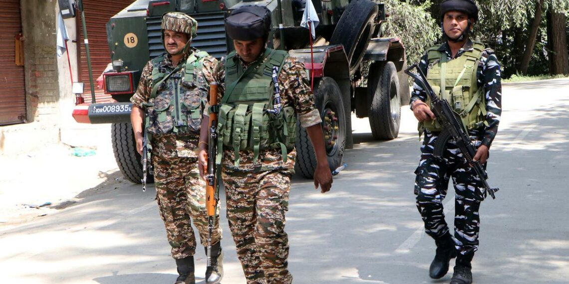 കുൽ​ഗാമിലുണ്ടായ ഏറ്റുമുട്ടൽ; ഭീകരർ താമസിച്ചിരുന്നത് ജനവാസ കേന്ദ്രത്തിൽ