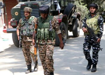 കുൽ​ഗാമിലുണ്ടായ ഏറ്റുമുട്ടൽ; ഭീകരർ താമസിച്ചിരുന്നത് ജനവാസ കേന്ദ്രത്തിൽ