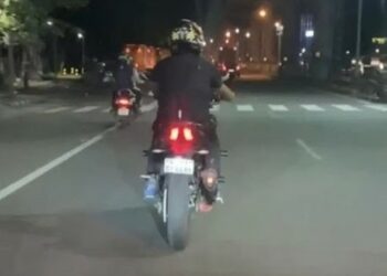 ‘തീ തുപ്പുന്ന’ ബൈക്കുമായി അഭ്യാസപ്രകടനം: യുവാവിനെ കണ്ടെത്തി, ബൈക്കുമായി ഹാജരാകാന് നിര്ദേശം