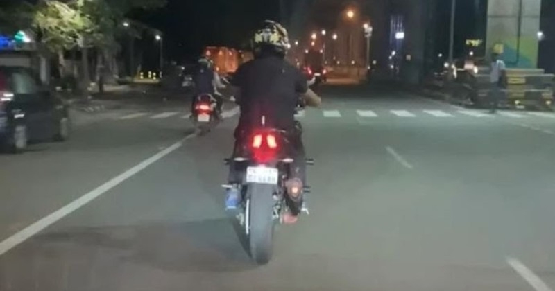 ‘തീ തുപ്പുന്ന’ ബൈക്കുമായി അഭ്യാസപ്രകടനം: യുവാവിനെ കണ്ടെത്തി, ബൈക്കുമായി ഹാജരാകാന് നിര്ദേശം