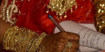 ആവാസ് യോജന തുകയുമായി 11 സ്ത്രീകൾ ഭർത്താക്കന്മാരെ ഉപേക്ഷിച്ച് കാമുകന്മാരോടൊപ്പം പോയി; സംഭവം യുപിയിൽ