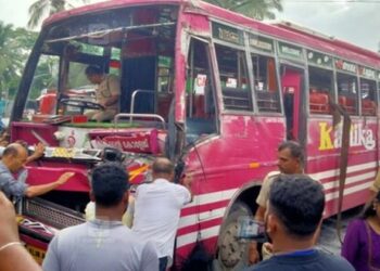 കോഴിക്കോട് ടിപ്പർ ലോറിയിൽ ഇടിച്ച് സ്വകാര്യ ബസ് മറിഞ്ഞു; നിരവധി പേർക്ക് പരിക്ക്
