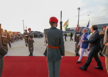 41 വർഷത്തിനിടെ ആദ്യമായി ഇന്ത്യൻ പ്രധാനമന്ത്രി ഓസ്ട്രിയയിൽ; വന്ദേമാതരം ആലപിച്ച് മോദിയ്ക്ക് വരവേൽപ്