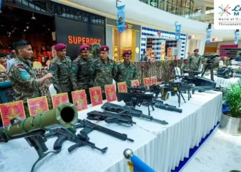 ലുലു മാളിൽ ആയുധങ്ങളും മിസൈലുമായി വ്യോമസേന ഗരുഡ് കമാൻഡോകൾ; അമ്പരന്ന് ജനക്കൂട്ടം