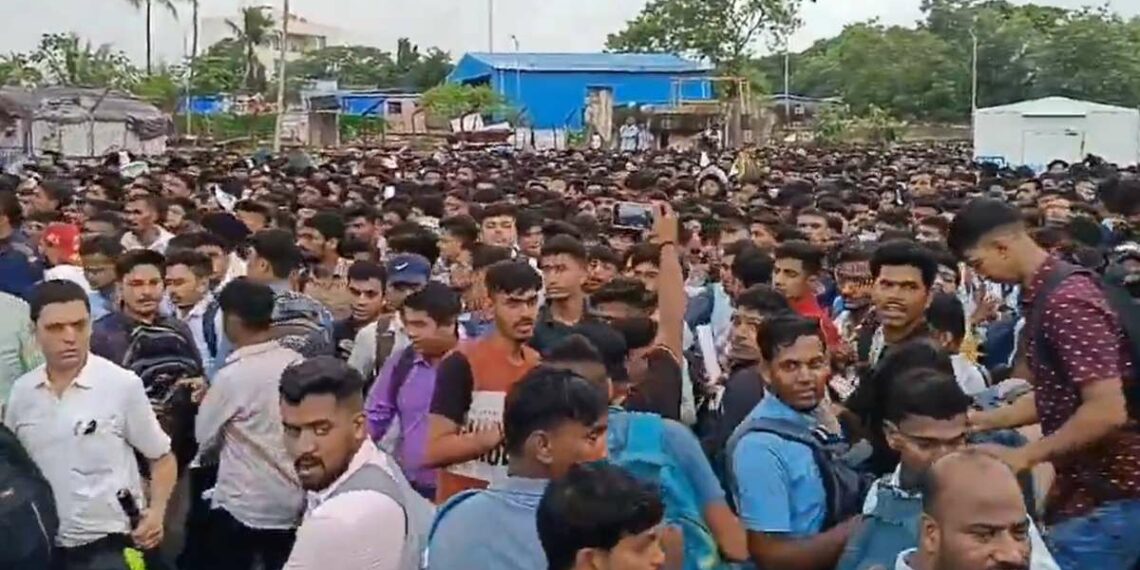 എയർ ഇന്ത്യയുടെ അഭിമുഖത്തിൽ പങ്കെടുക്കാൻ തിക്കും തിരക്കും; 1,800 ഒഴിവുകളിലേക്ക് എത്തിയത് 15,000 ഉദ്യോഗാർത്ഥികൾ