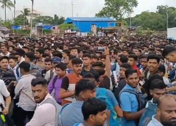 എയർ ഇന്ത്യയുടെ അഭിമുഖത്തിൽ പങ്കെടുക്കാൻ തിക്കും തിരക്കും; 1,800 ഒഴിവുകളിലേക്ക് എത്തിയത് 15,000 ഉദ്യോഗാർത്ഥികൾ