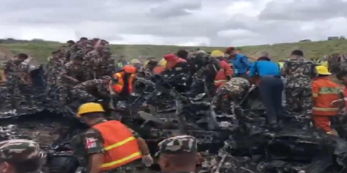 ടേക് ഓഫിനിടെ വിമാനം തകർന്നു വീണു; 19 പേർ വിമാനത്തിലുണ്ടായിരുന്നതായി റിപ്പോർട്ട്