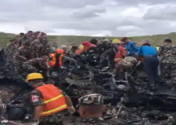 ടേക് ഓഫിനിടെ വിമാനം തകർന്നു വീണു; 19 പേർ വിമാനത്തിലുണ്ടായിരുന്നതായി റിപ്പോർട്ട്