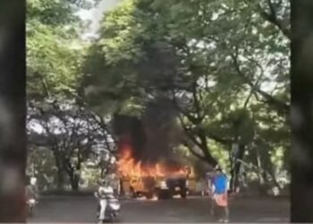 കുണ്ടന്നൂരില് സ്കൂള് ബസിന് തീപിടിച്ചു; ബസ് പൂര്ണമായും കത്തിനശിച്ചു.