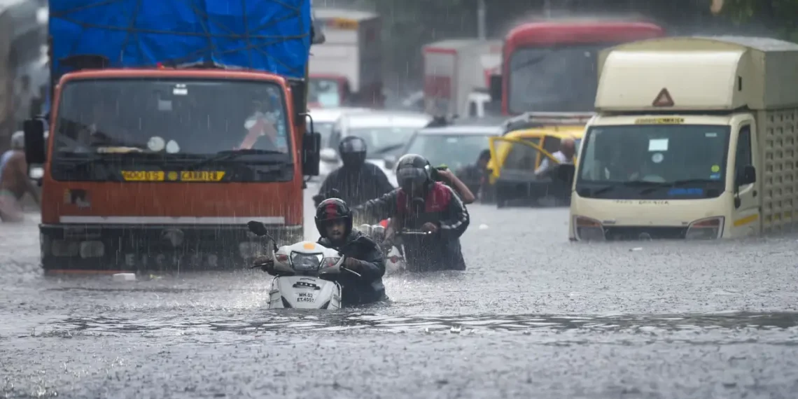 മുംബൈയിൽ കനത്ത മഴ; ട്രെയിനുകൾ റദ്ദാക്കി – വിമാനങ്ങൾ വഴിതിരിച്ചു വിട്ടു