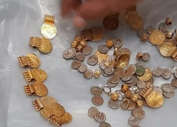 കണ്ണൂരിൽ ‘നിധി ശേഖരം’ കണ്ടെത്തി; സംഭവം തൊഴിലുറപ്പ് തൊഴിലാളികൾ മഴക്കുഴി എടുത്തുകൊണ്ടിരുന്നപ്പോൾ