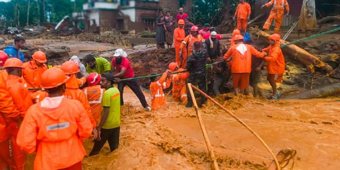ഇന്ത്യൻ ആർമിയുടെ രക്ഷാദൗത്യസംഘം മുണ്ടക്കൈയിൽ; രക്ഷാപ്രവർത്തനം ദുഷ്കരം – 43 മരണം