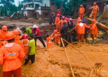 ഇന്ത്യൻ ആർമിയുടെ രക്ഷാദൗത്യസംഘം മുണ്ടക്കൈയിൽ; രക്ഷാപ്രവർത്തനം ദുഷ്കരം – 43 മരണം