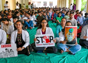 ഡോക്ടറുടെ ശരീരത്തിൽ 14ലധികം മുറിവുകൾ, എല്ലാം മരിക്കും മുമ്പ്: പ്രതിഷേധ കടലായി കൊൽക്കത്ത – പ്രതിരോധത്തിലായി മമത