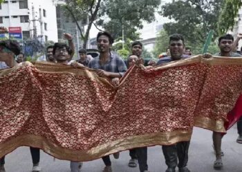 പ്രധാനമന്ത്രിയുടെ സാരിയുമായി തെരുവിൽ; ഔദ്യോ​ഗിക വസതിയിൽ അതിക്രമിച്ചു കയറി പ്രതിഷേധക്കാർ