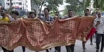 പ്രധാനമന്ത്രിയുടെ സാരിയുമായി തെരുവിൽ; ഔദ്യോ​ഗിക വസതിയിൽ അതിക്രമിച്ചു കയറി പ്രതിഷേധക്കാർ