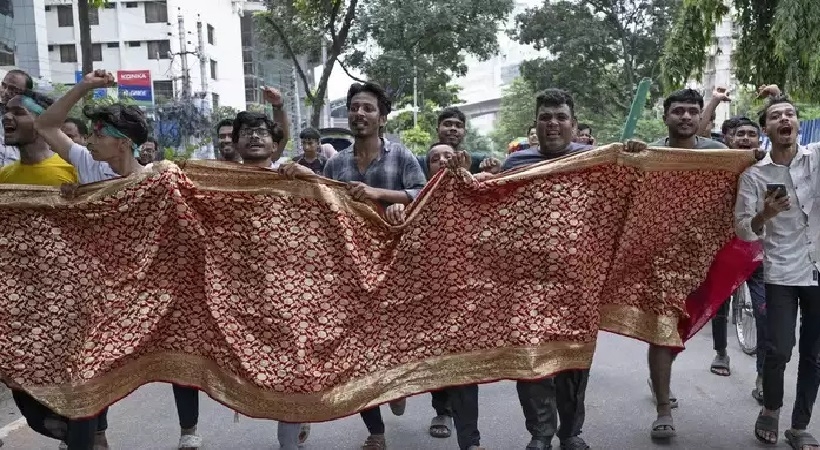 പ്രധാനമന്ത്രിയുടെ സാരിയുമായി തെരുവിൽ; ഔദ്യോ​ഗിക വസതിയിൽ അതിക്രമിച്ചു കയറി പ്രതിഷേധക്കാർ