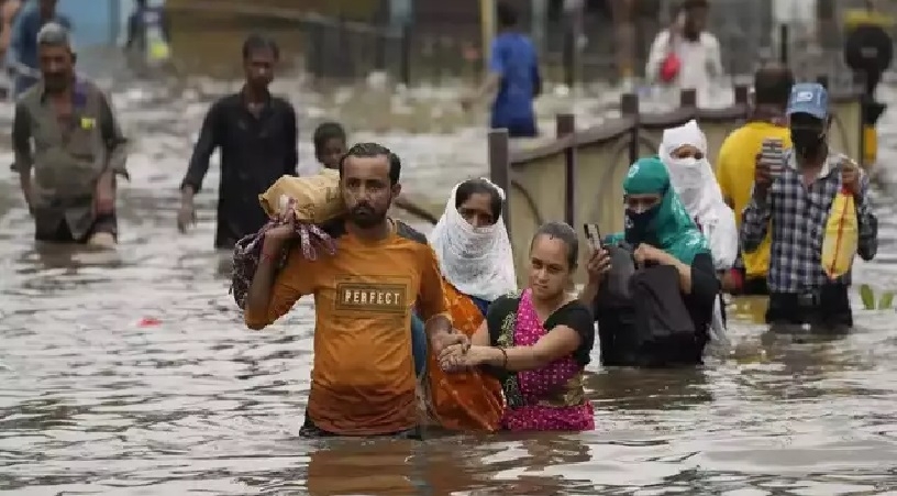 ഗുജറാത്തിൽ വെള്ളപ്പൊക്കം രൂക്ഷം; 15 മരണം – 20,000 പേരെ മാറ്റിപ്പാർപ്പിച്ചു