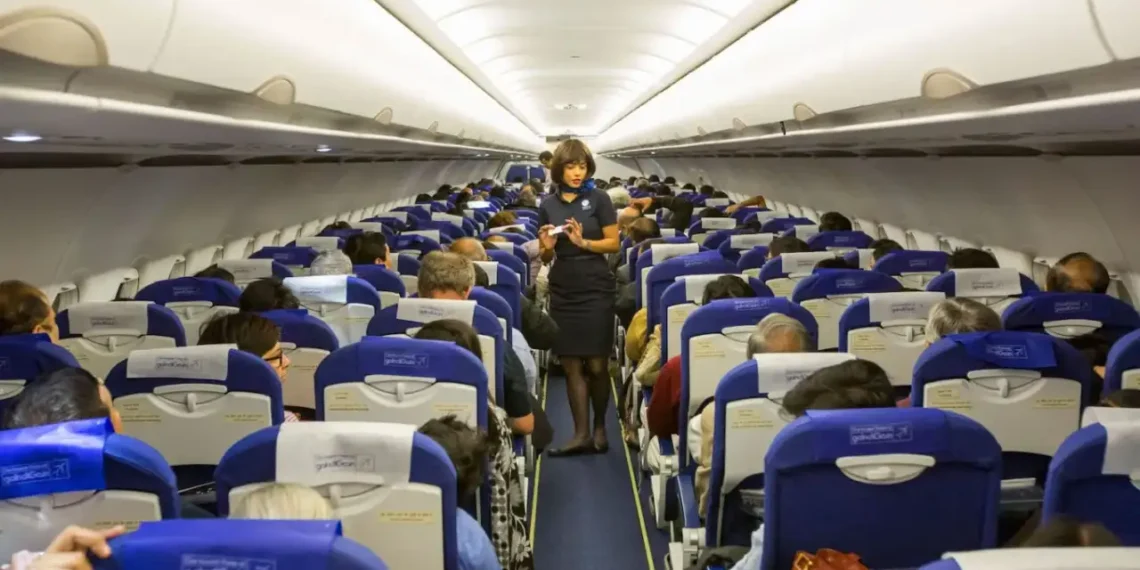 ജീവനക്കാരെ കടിച്ചു, യാത്രക്കാരെ ആക്രമിച്ചു; യുവതിയെ പുറത്താക്കി ഇന്റിഗോ