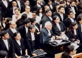 കൊൽക്കത്ത ബലാത്സം​ഗ കേസിൽ വാദം തുടരവേ കപിൽ സിബൽ പൊട്ടിച്ചിരിച്ച സംഭവം; രൂക്ഷ വിമർശനവുമായി സോഷ്യൽ മീഡിയ