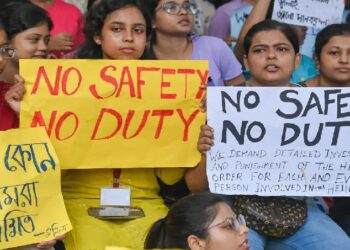 ഡോക്ടറെ ബലാത്സംഗം ചെയ്യ്ത് കൊലപ്പെടുത്തിയ സംഭവം; മെഡിക്കൽ കോളേജ് പ്രിൻസിപ്പൽ രാജിവെച്ചു – ഡോക്ടർമാർ തെരുവിൽ