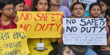 ഡോക്ടറെ ബലാത്സം​ഗം ചെയ്യ്ത് കൊലപ്പെടുത്തിയ സംഭവം; മെഡിക്കൽ കോളേജ് പ്രിൻസിപ്പൽ രാജിവെച്ചു – ഡോക്ടർമാർ തെരുവിൽ