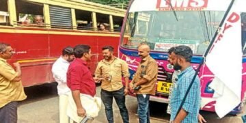 സ്വകാര്യ ബസ്സിന് സ്പീഡ് കൂടുതൽ – ബസ് ഡ്രൈവറെയും കണ്ടക്ടറെയും കൊണ്ട് തിളച്ച വെള്ളം കുടിപ്പിച്ച് ഡിവൈഎഫ്ഐ – കാഴ്ചക്കാരായി പോലീസും