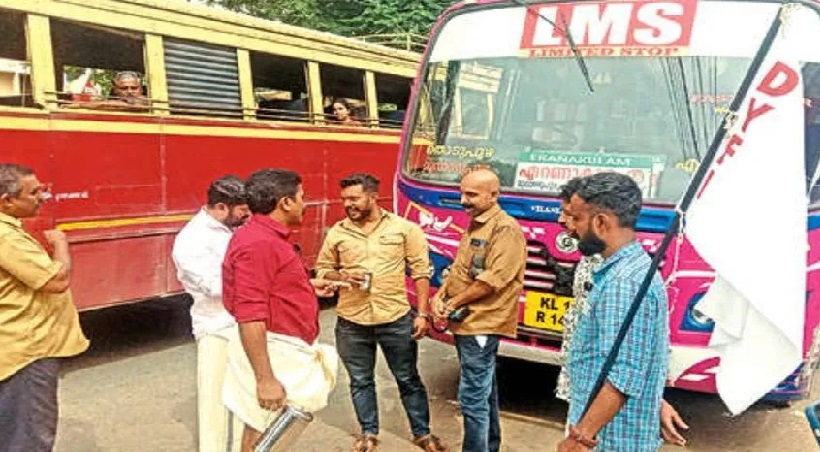 സ്വകാര്യ ബസ്സിന് സ്പീഡ് കൂടുതൽ – ബസ് ഡ്രൈവറെയും കണ്ടക്ടറെയും കൊണ്ട് തിളച്ച വെള്ളം കുടിപ്പിച്ച് ഡിവൈഎഫ്ഐ – കാഴ്ചക്കാരായി പോലീസും